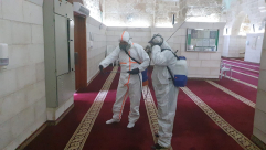 حملة لتعقيم مساجد مدينة اللد للوقاية من كورونا